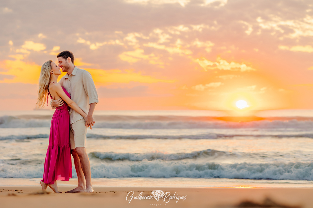Fotos ensaio casal na praia Balneário Camboriú, Fotógrafo ensaio casal, Fotos pré-wedding na praia, fotógrafo de casamento Guilherme Rodrigues, Melhor fotógrafo SC, Casamento na praia Balneário Camboriú, Casar na praia, Pré Wedding, Ideias pré wedding