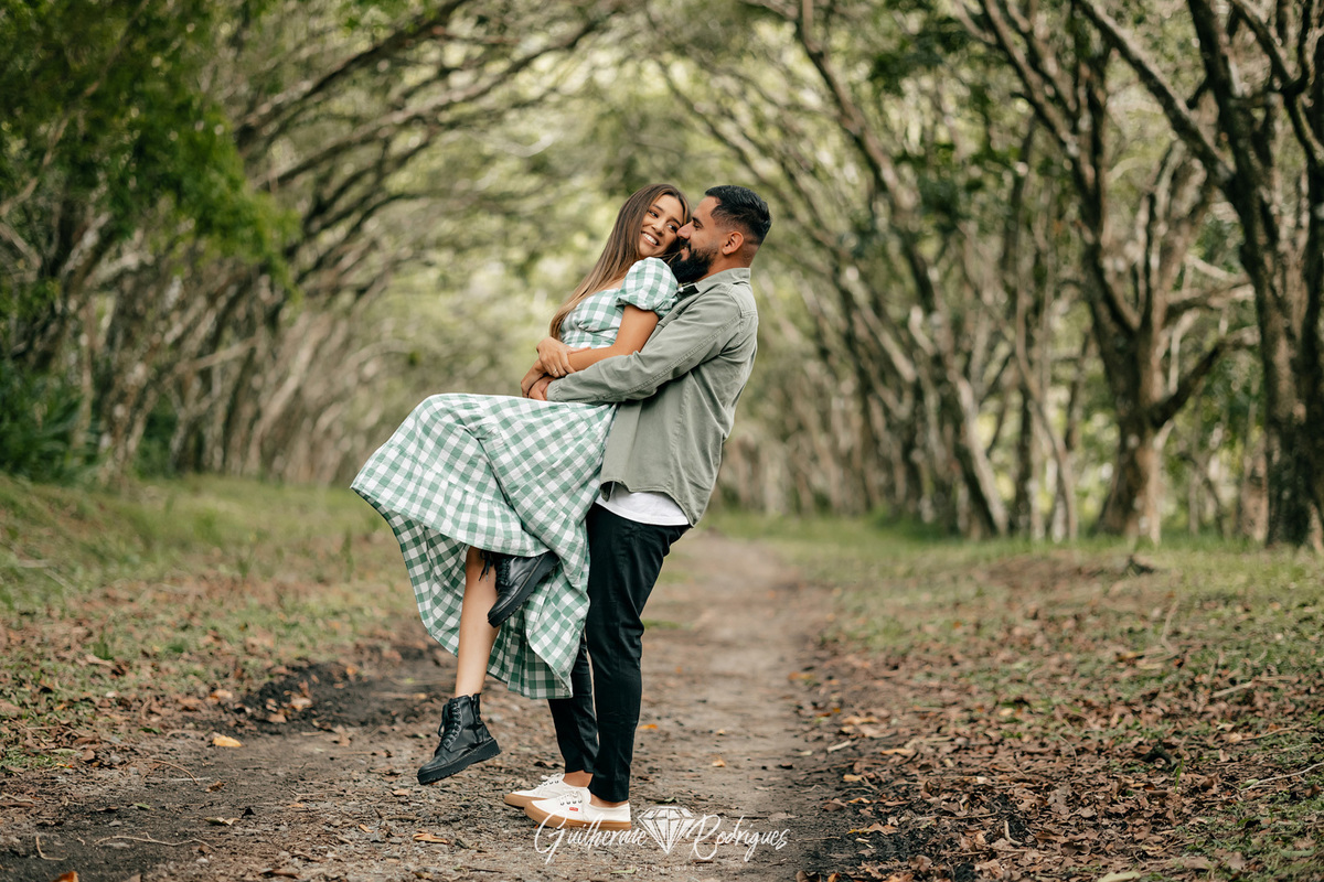 Fotos ensaio casal Balneário Camboriú, Fotógrafo Balneário Camboriú, Fotografia de casal no campo, fotografia de casal no sítio, pré wedding no campo, fotos casal pré casamento no campo, melhor fotógrafo Balneário Camboriú, Guilherme Rodrigues fotógrafo