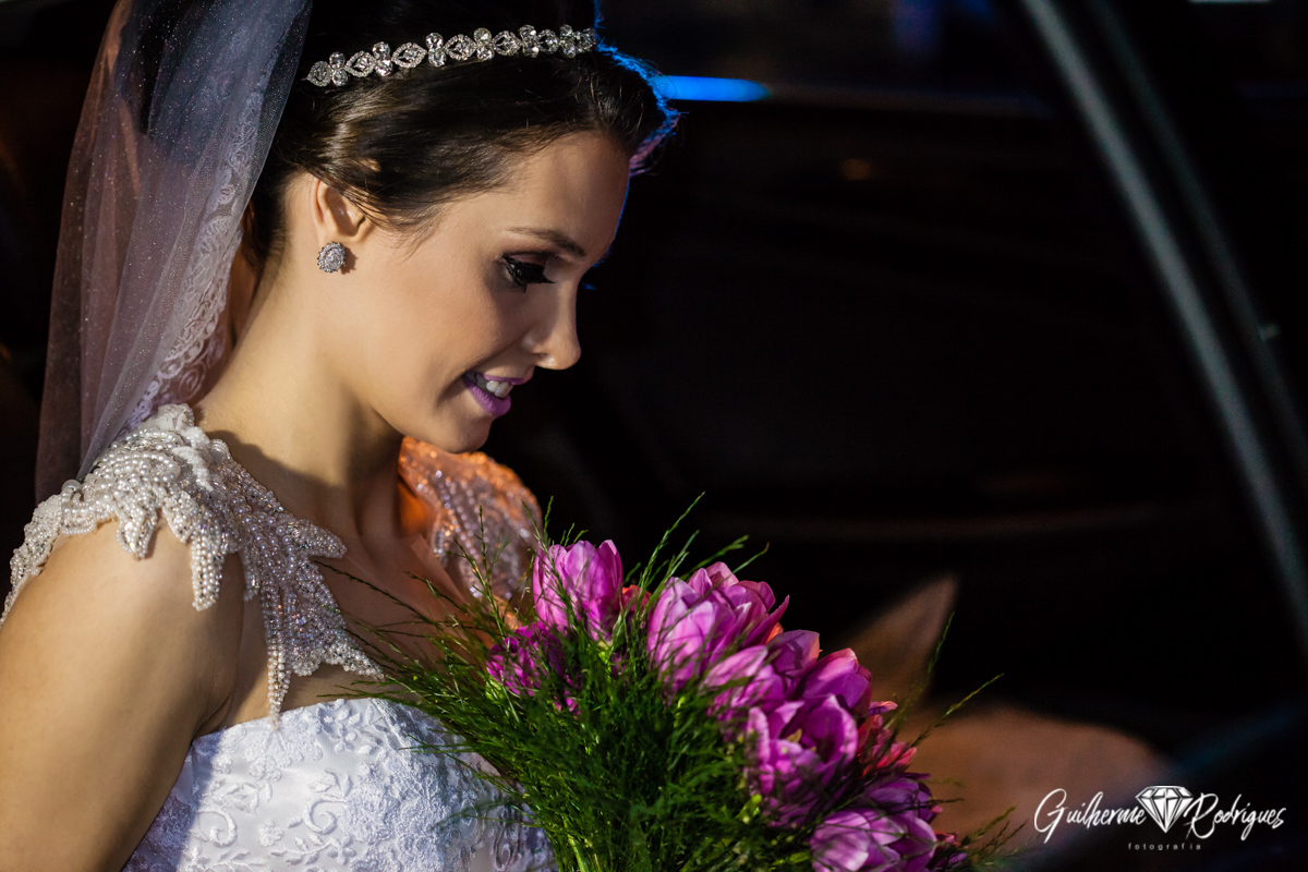 Noiva no carro antes de entrar para a cerimônia do seu casamento!