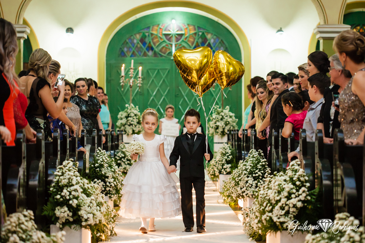 Noivinhos entrando na igreja com balão. Igreja de Azambuja-SC