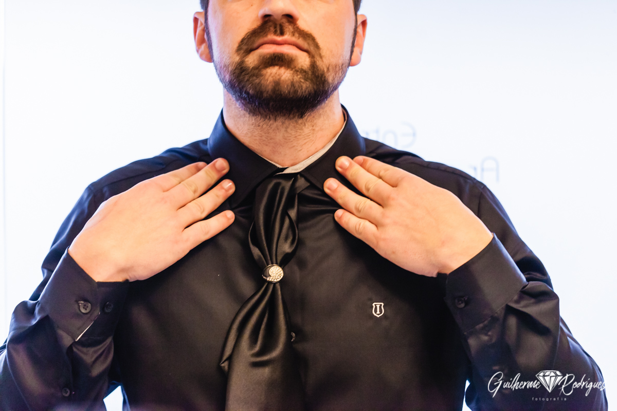 Noivo arrumando a gravata antes do casamento.