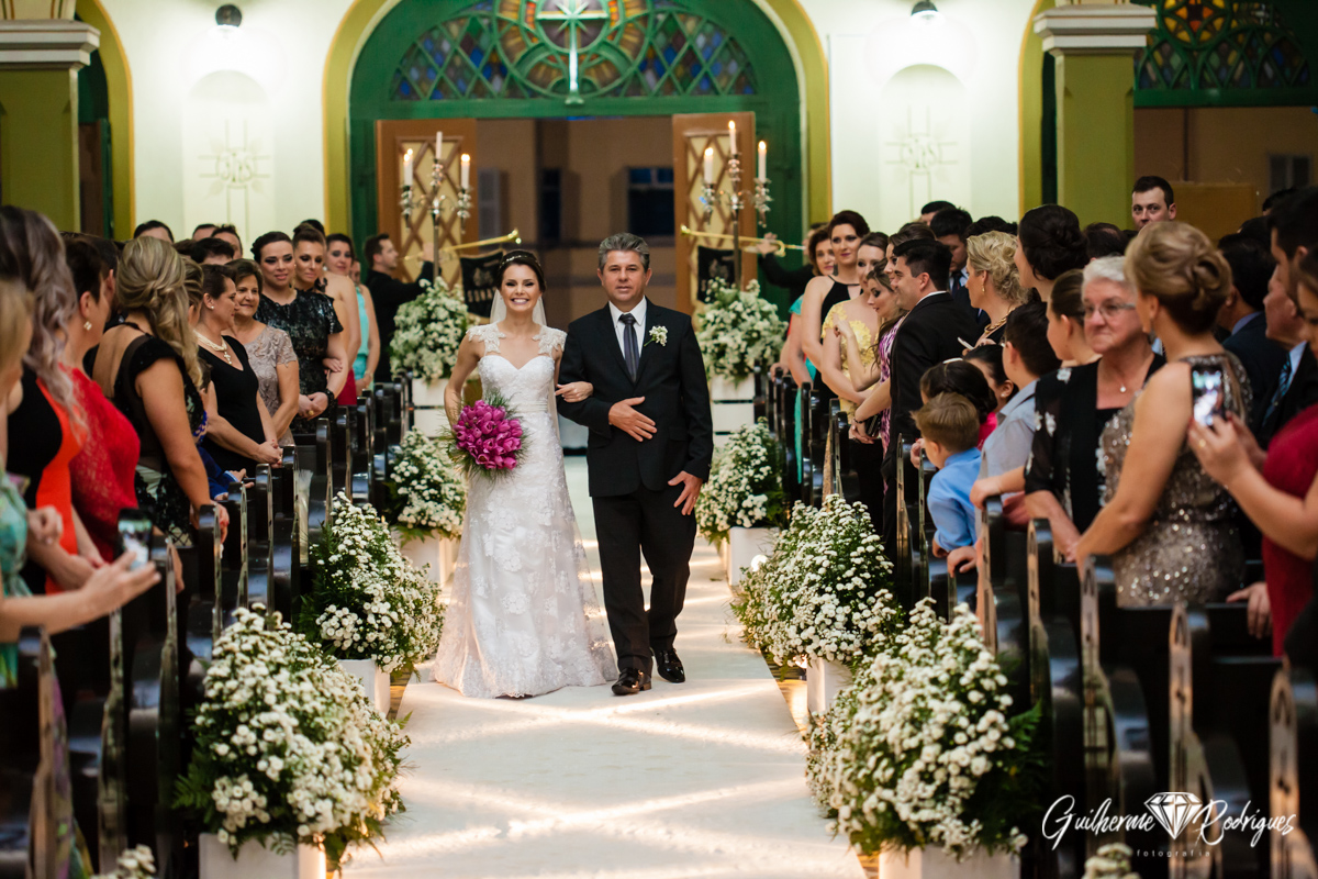 Entrada da noiva com seu pai na igreja de Azambuja.