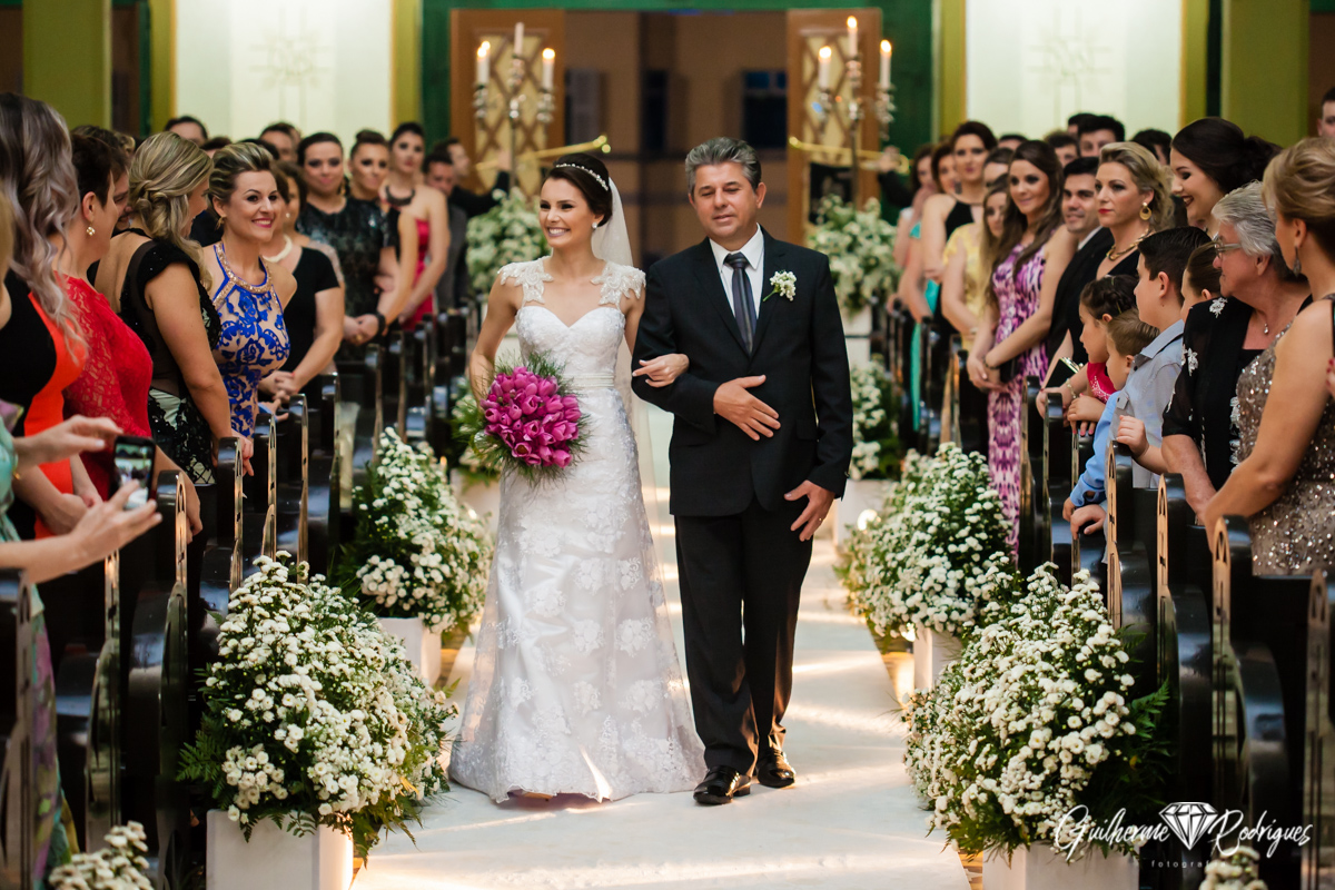 Entrada da noiva com seu pai na igreja de Azambuja.