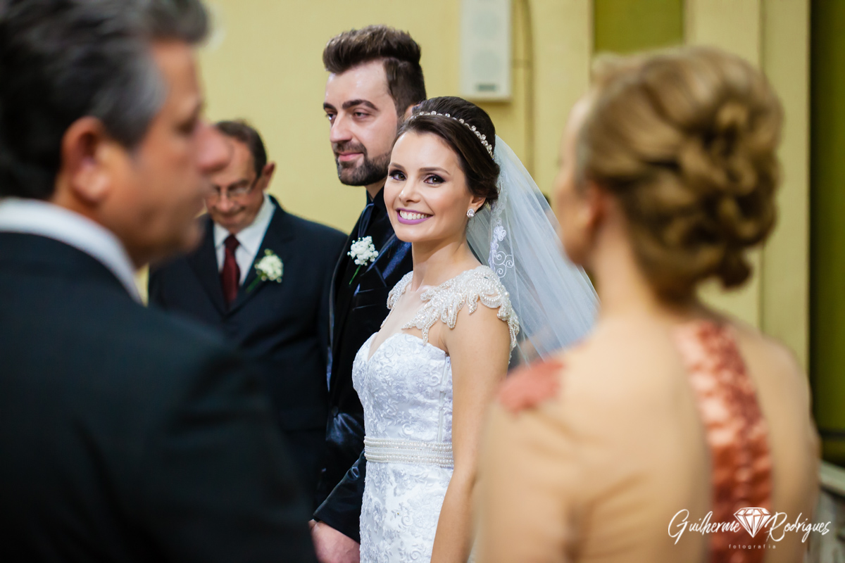 Noiva olha sua mãe durante a celebração do seu casamento na igreja de Azambuja em Brusque.