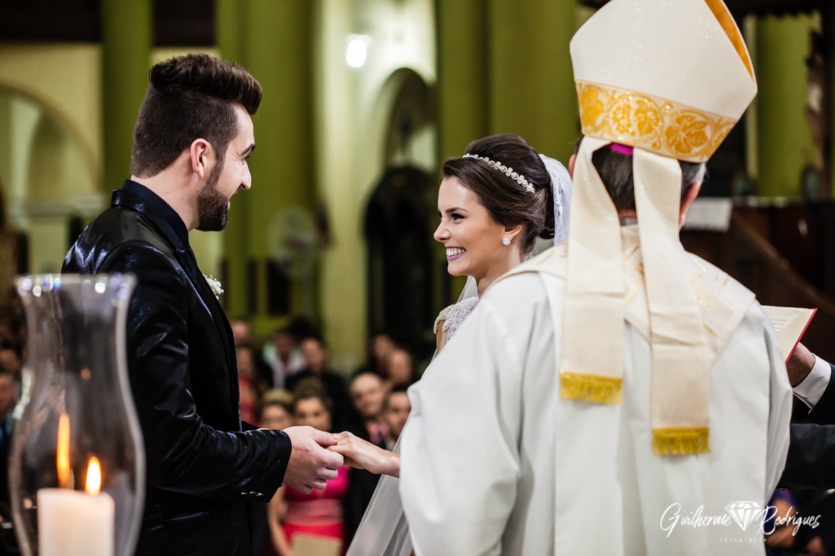noiva sorrindo durante o casamento