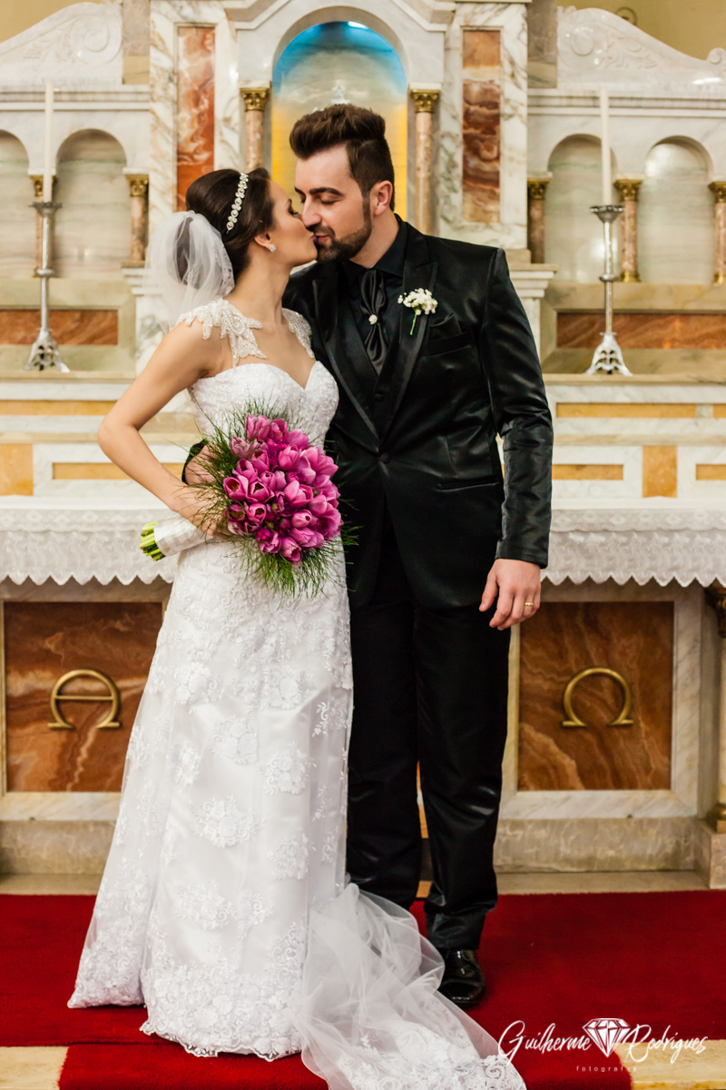 Beijo dos noivos no altar da igreja de Azambuja em Brusque-SC. Melhor fotógrafo de casamento em Brusque Guilherme Rodrigues