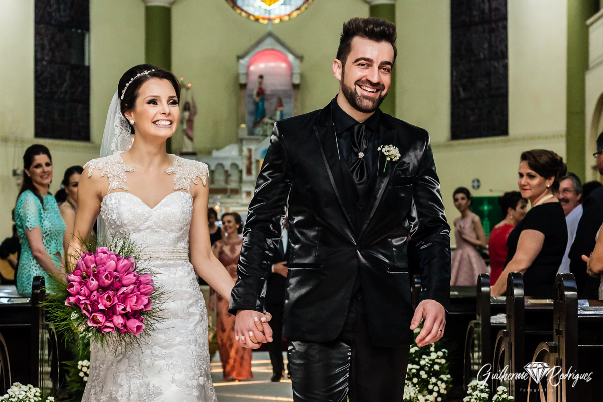 Noivos de mãos dadas na igreja de Azambuja em Brusque. Melhor fotógrafo de casamento em Brusque Guilherme Rodrigues
