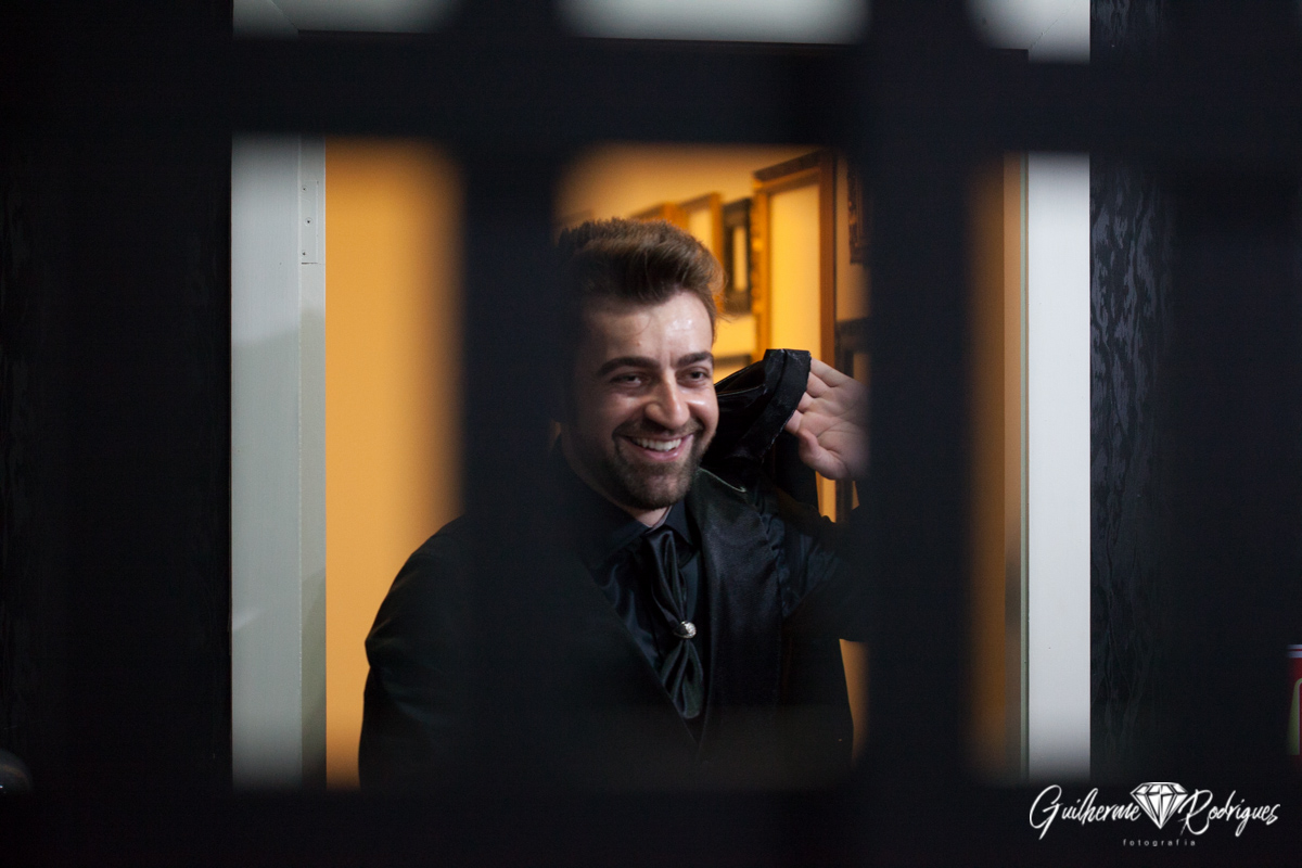 Noivo feliz. Fotógrafo Guilherme Rodrigues