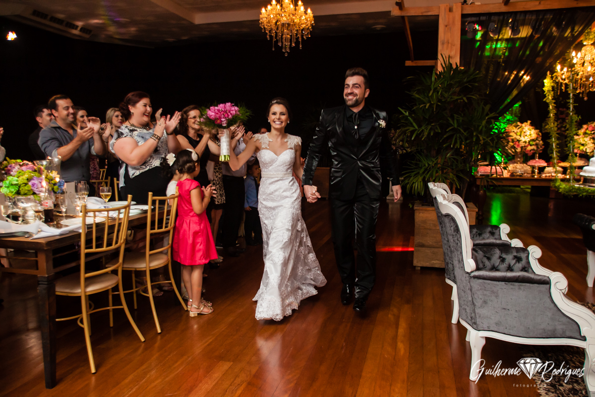 Entrada dos noivos no Clube Beneficente em Brusque. Vestido de noiva, decoração de casamento.