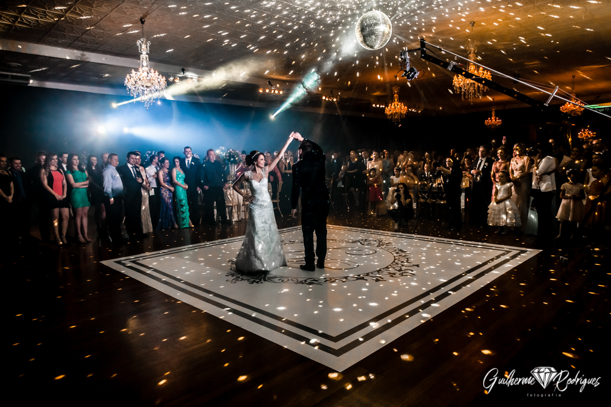 Valsa dos noivos, linda foto da valsa, casamento perfeito em Brusque. Melhor fotógrafo de casamento em Brusque.