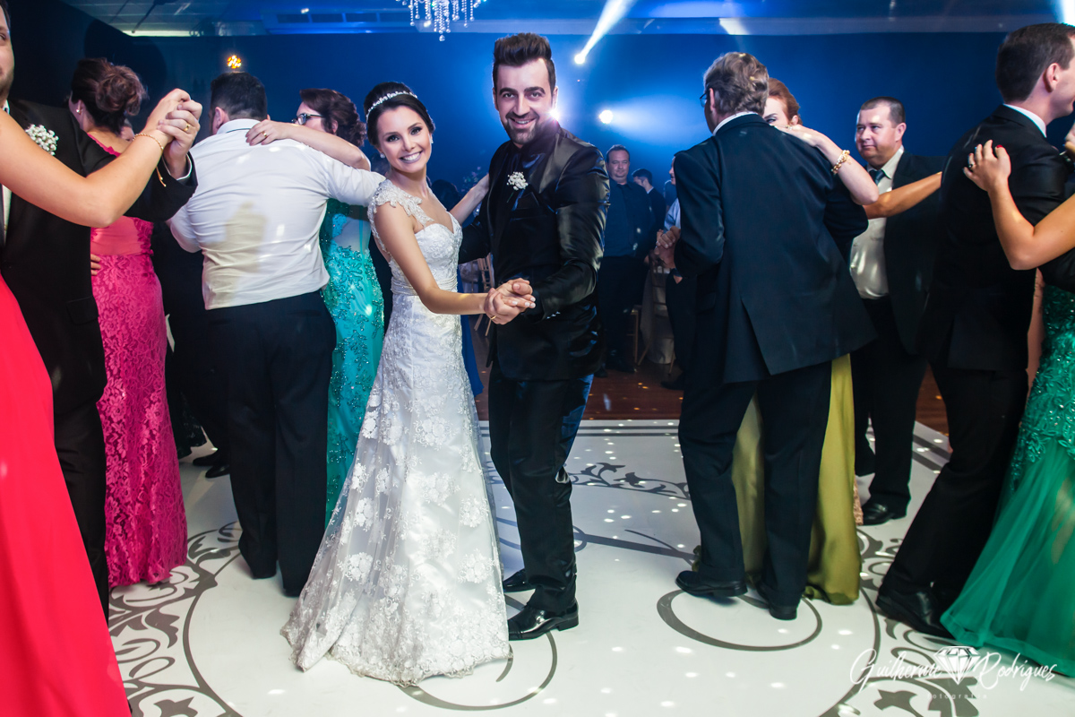 Noivos na pista de dança durante a festa de casamento em Brusque.