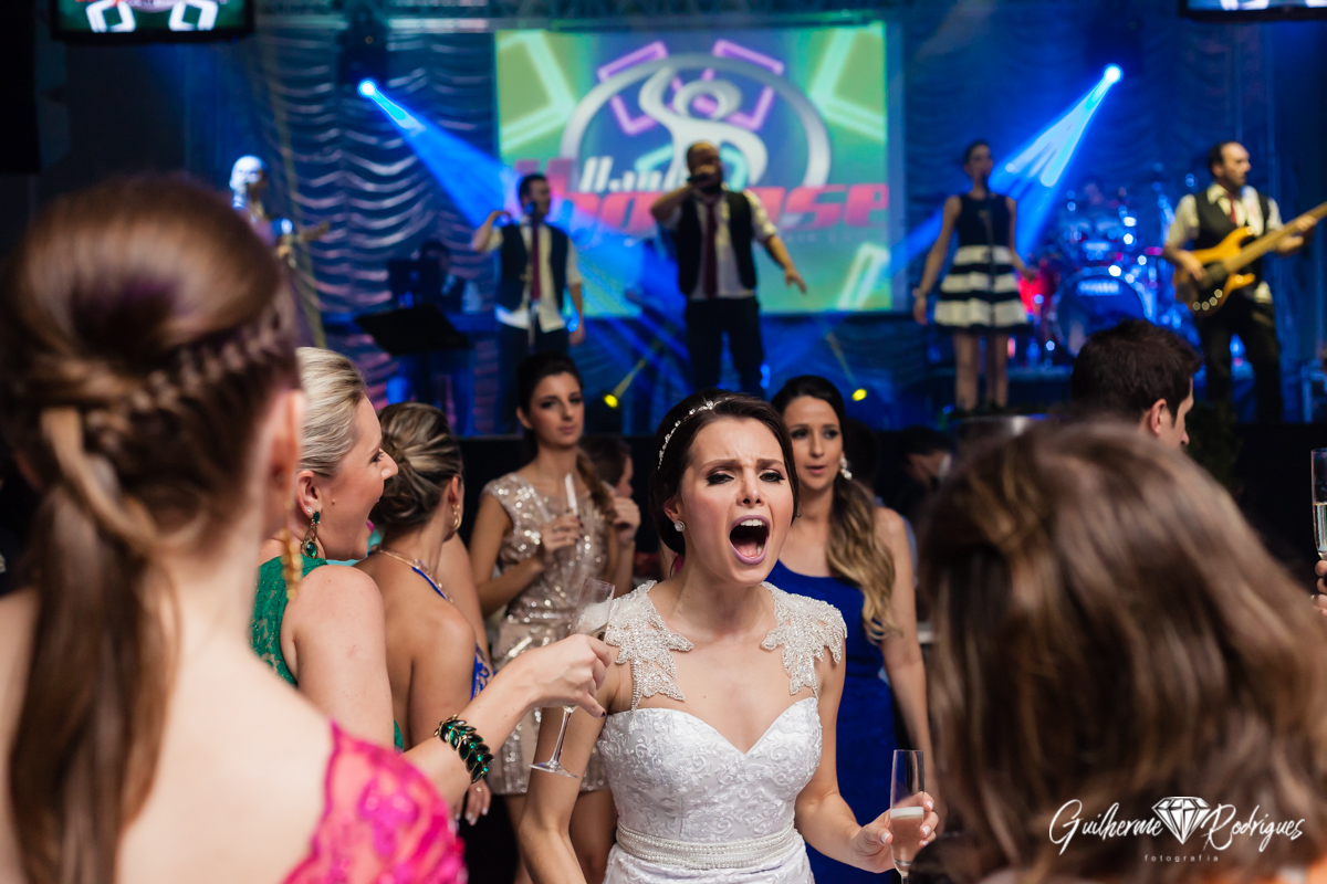 Noiva se diverte com suas amigas durante a festa do casamento. Fotógrafo de casamento em Brusque Guilherme Rodrigues.