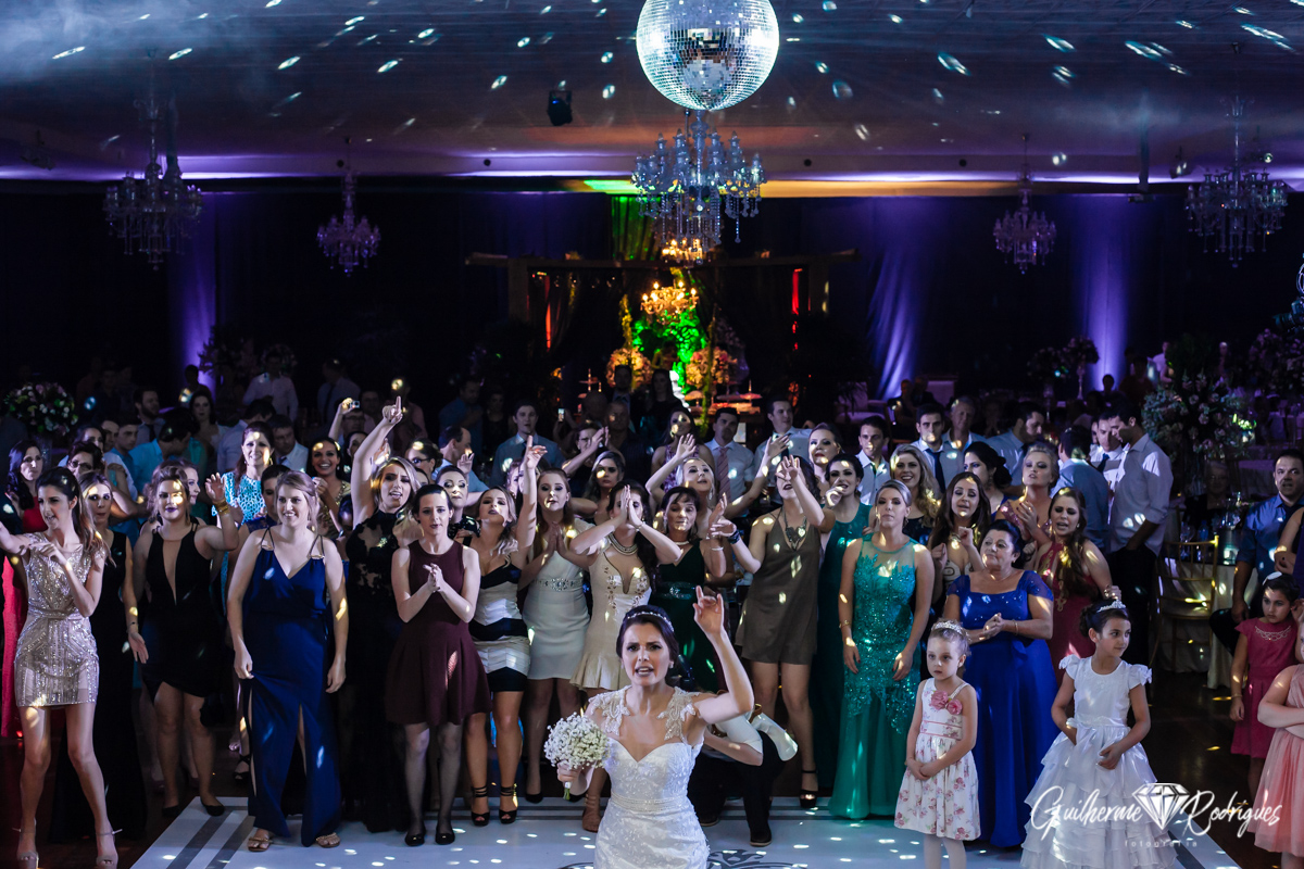 Hora de jogar o buquê para as solteiras.