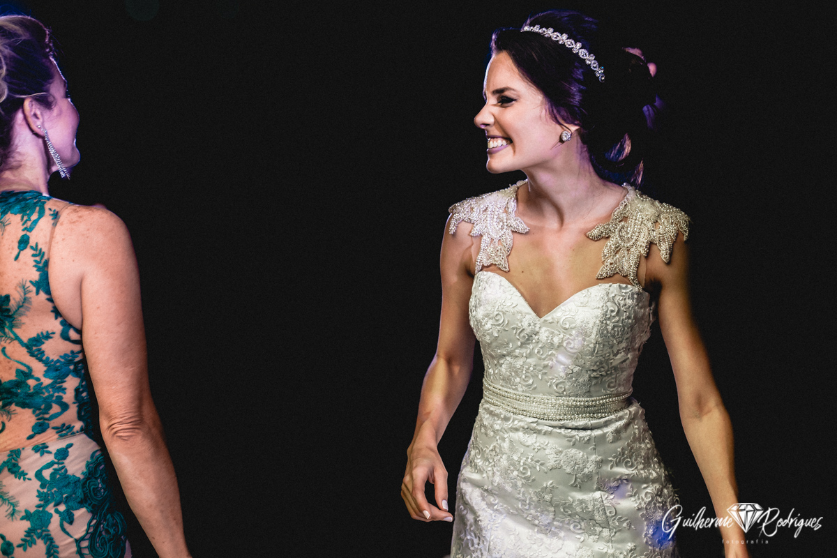 Noiva feliz durante a festa do seu casamento.