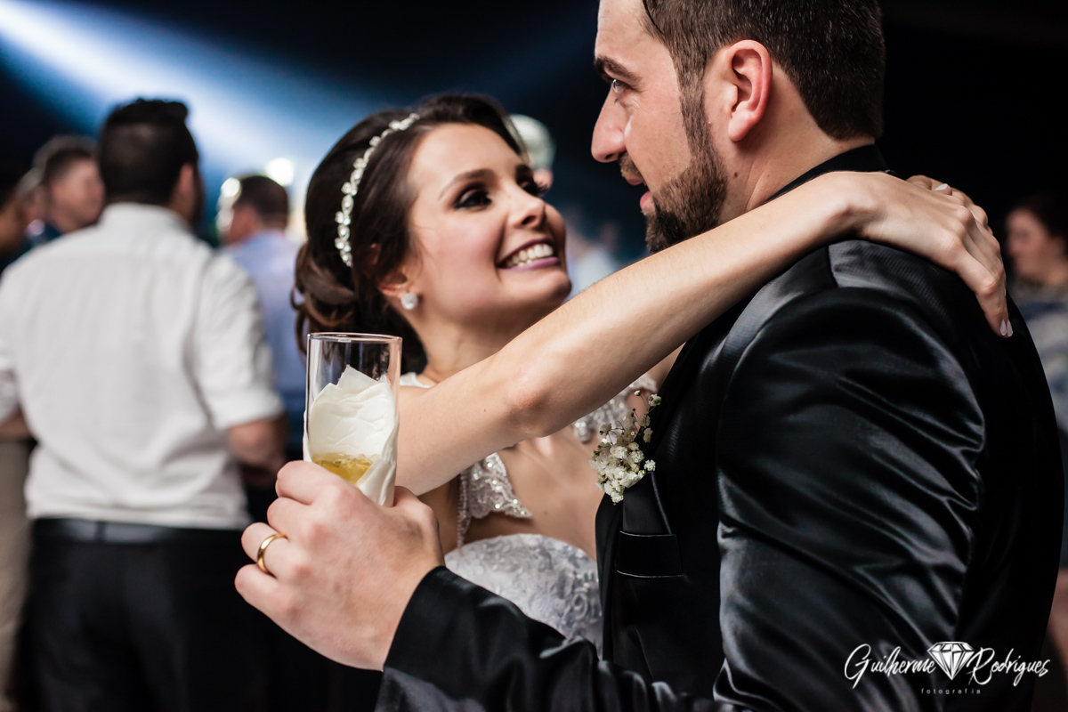 Noivos aproveitando a festa do seu casamento em Brusque