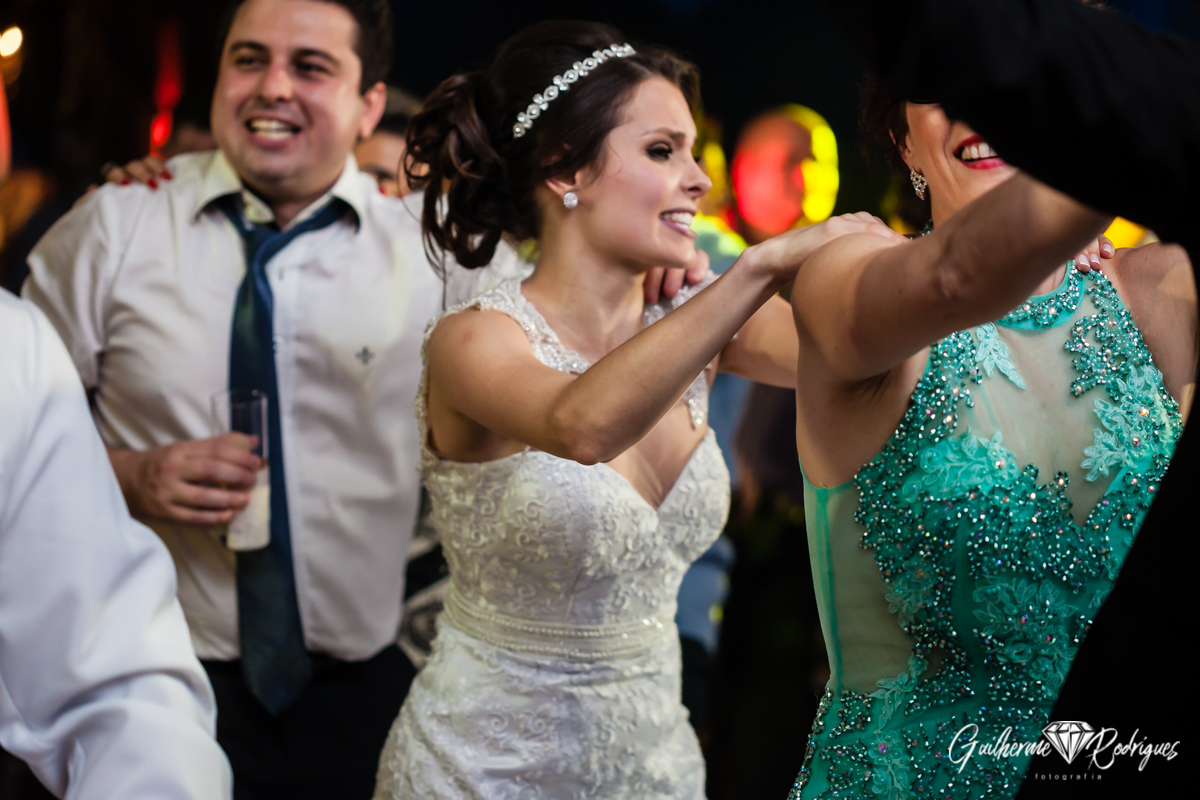 Noiva fazendo trenzinho na festa de casamento 