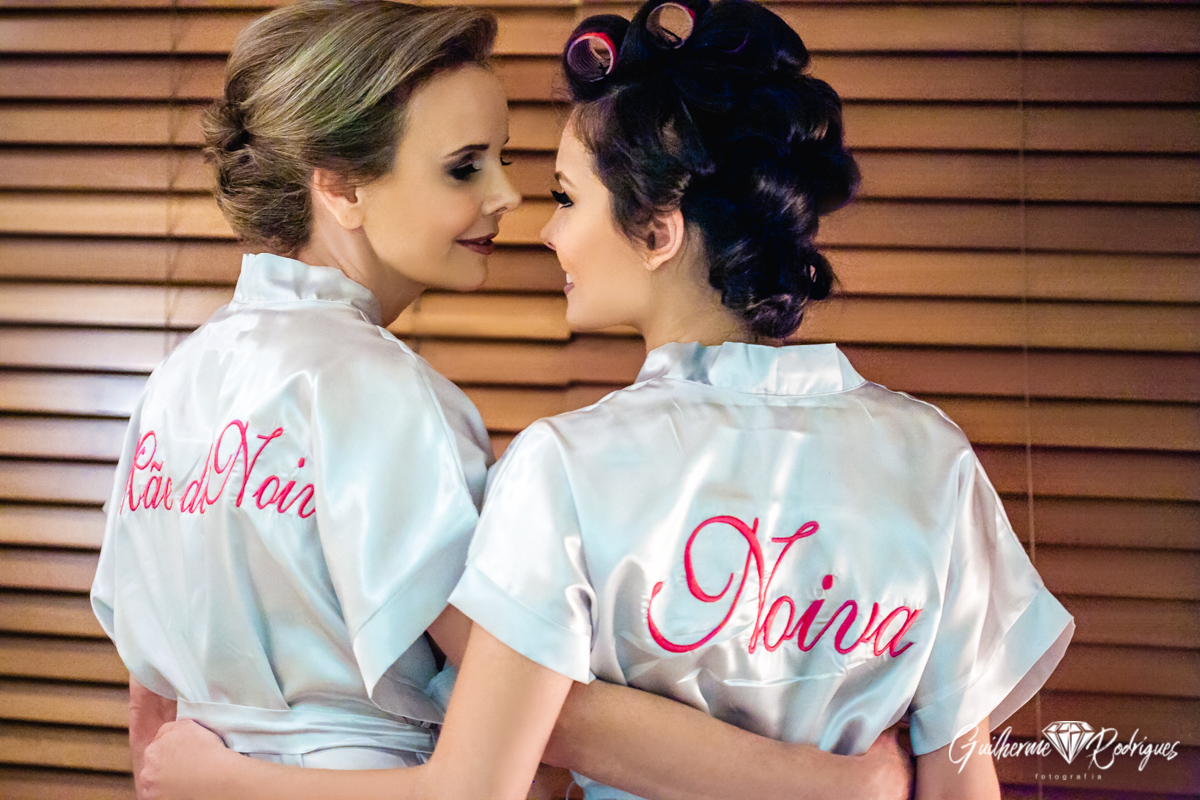 Noiva abraçando a sua mãe antes do casamento em Brusque-SC. Fotógrafo de casamento Guilherme Rodrigues