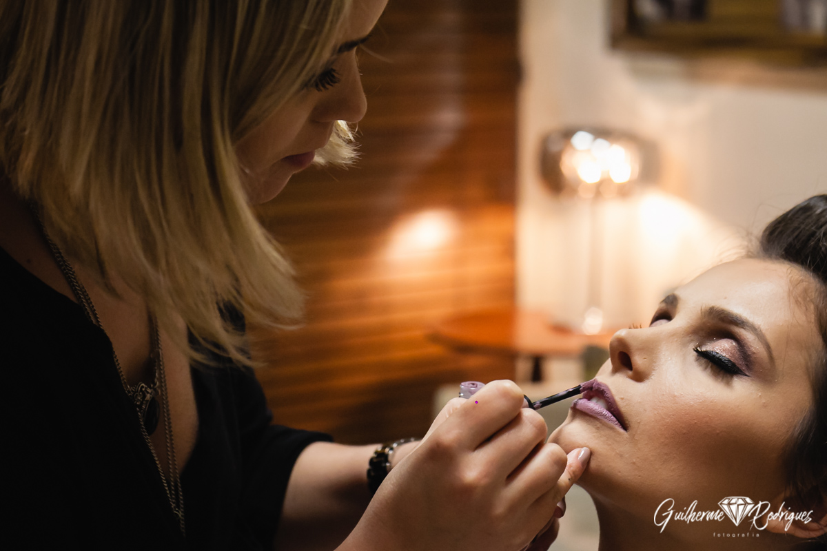 Maquiadora finalizando a maquiagem da noiva. Foto Guilherme Rodrigues