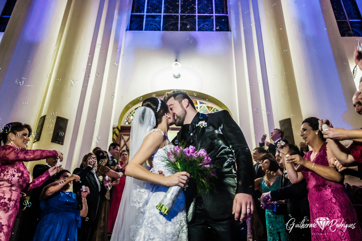 Beijo dos noivos na igreja