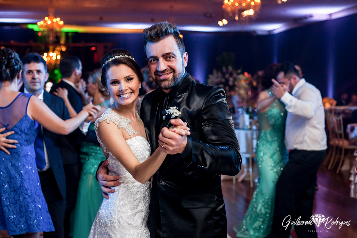 noivos curtindo a festa de casamento