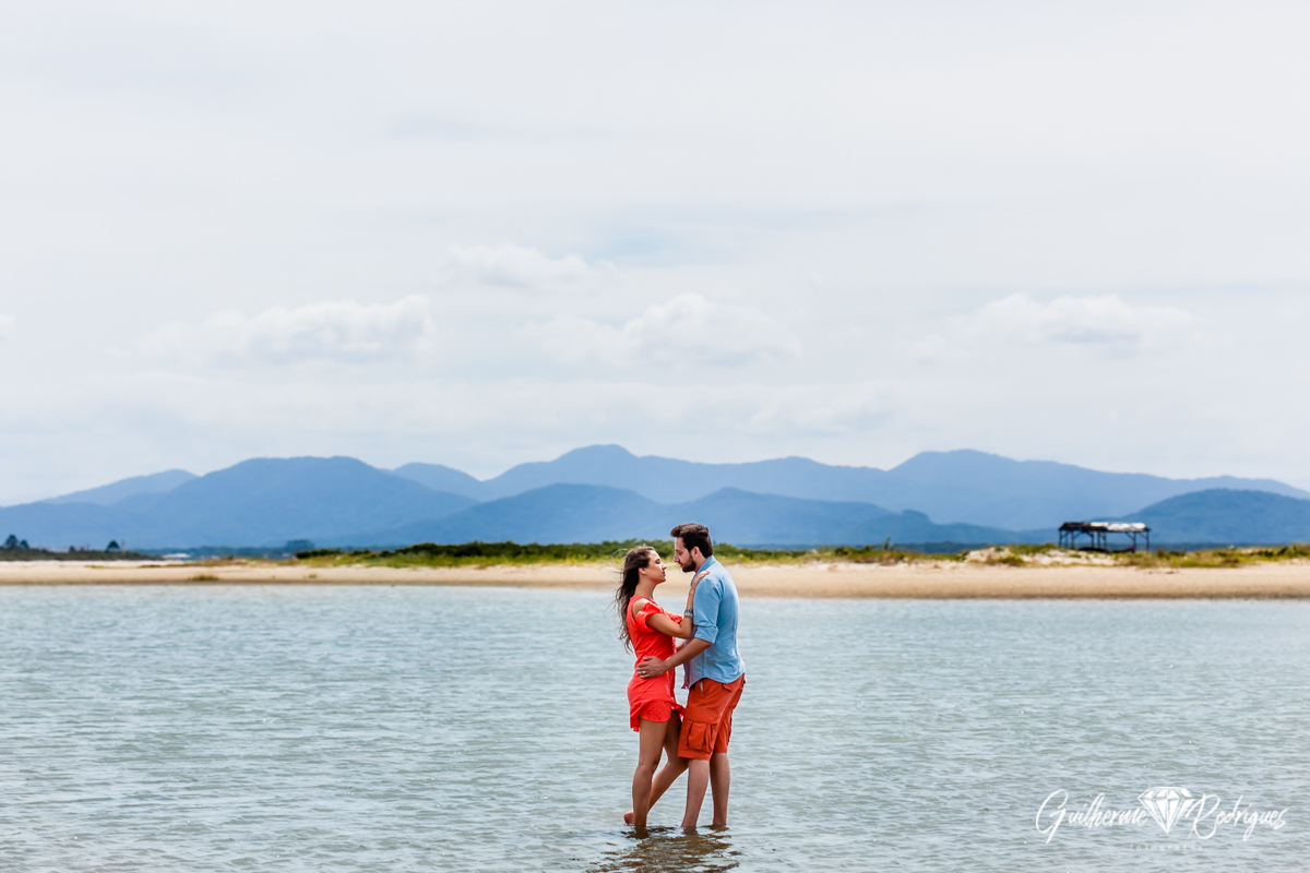 Fotógrafo de casamento em Brusque Balneário Camboriú Bombinhas Itapema Guilherme Rodrigues  Ensaio pré wedding na praia do forte em São Francisco do Sul. Foto do fotógrafo de casamento Guilherme Rodrigues