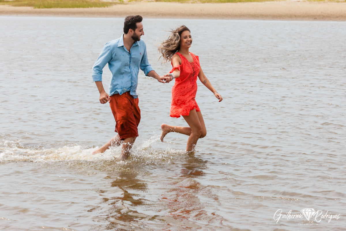 Fotógrafo de casamento em Brusque Balneário Camboriú Bombinhas Itapema Guilherme Rodrigues  Ensaio pré wedding na praia do forte em São Francisco do Sul. Foto do fotógrafo de casamento Guilherme Rodrigues