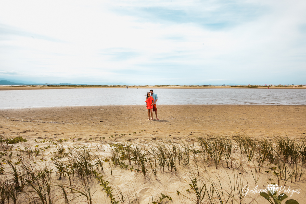 Fotógrafo de casamento em Brusque Balneário Camboriú Bombinhas Itapema Guilherme Rodrigues  Ensaio pré wedding na praia do forte em São Francisco do Sul. Foto do fotógrafo de casamento Guilherme Rodrigues