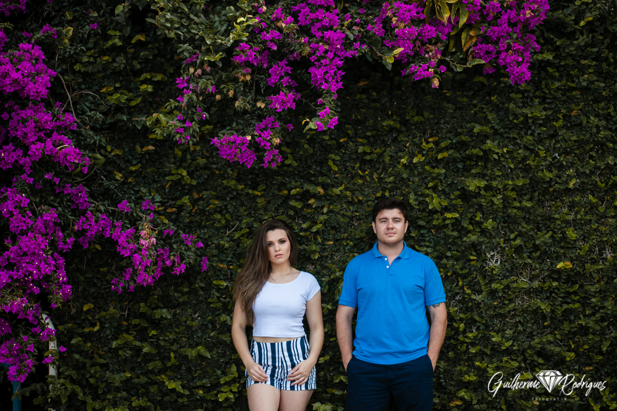 Minimalismo, casal encostado no muro na sessão de pré casamento em Itajaí, fotógrafo de casamento de Itajaí Guilherme Rodrigues.