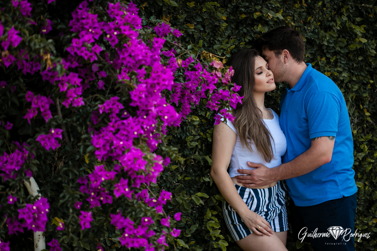 Noivos apaixonados, fotos de casais na sessão de pré casamento.