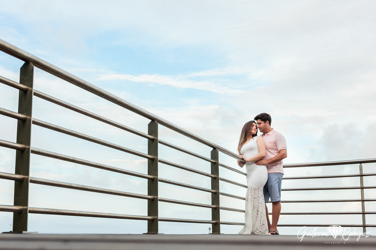 Foto de casal com linhas convergentes, pré wedding dos noivos em Itajaí, foto feita no bico do papagaio em Itajaí - SC.