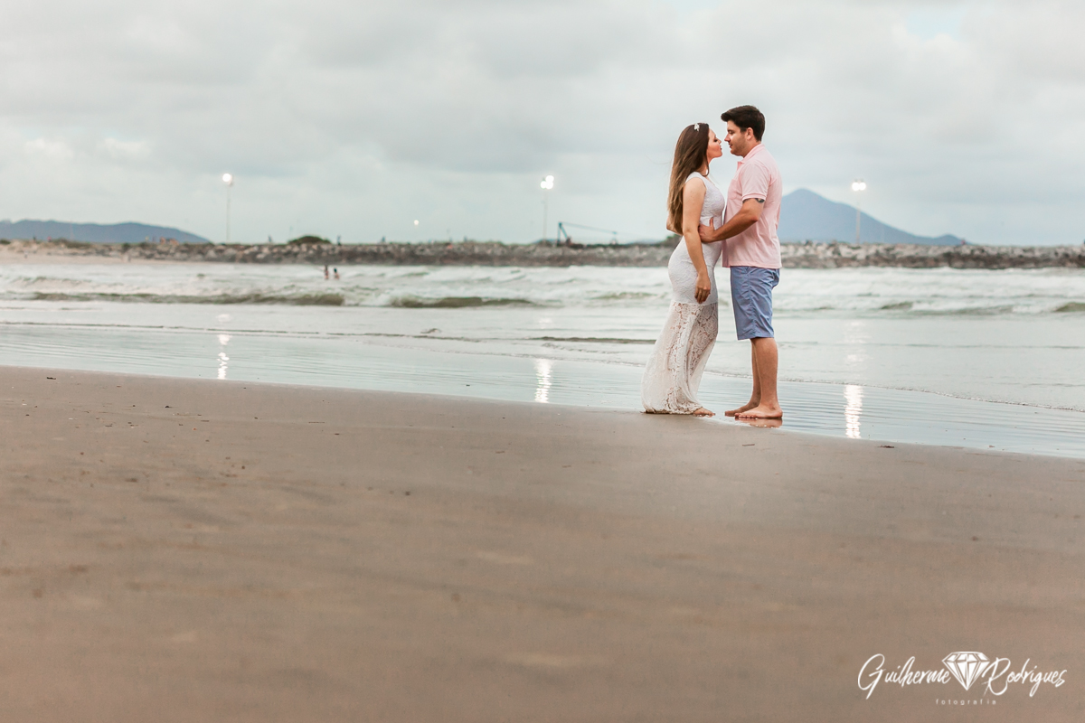 Noivos apaixonados na praia de Itajaí, fotos do pré casamento Jenni e Hiago na praia, fotógrafo de casamento Itajaí.