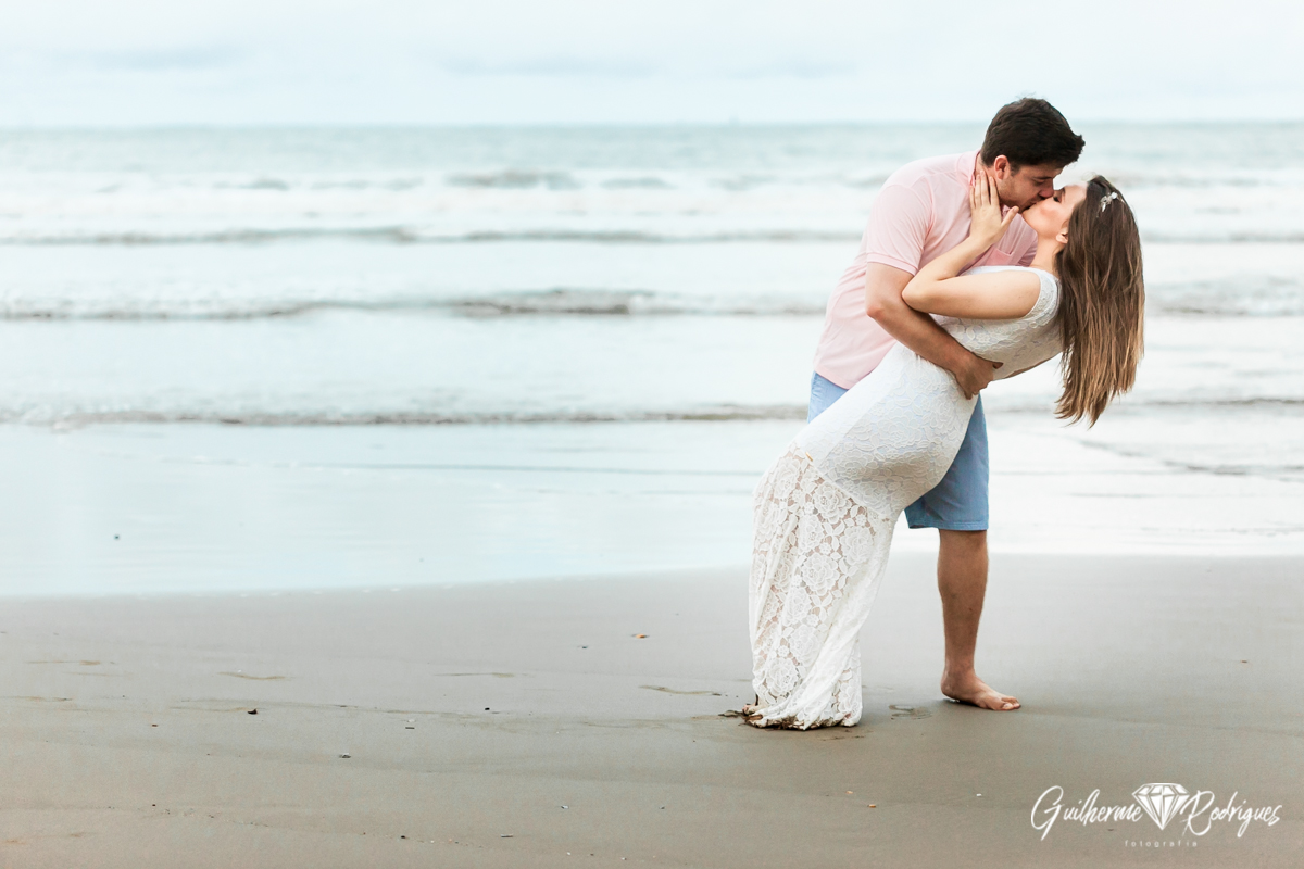 Beijo dos noivos, foto de noivos na praia de Itajaí, melhor fotógrafo de casamento de Itajaí. 