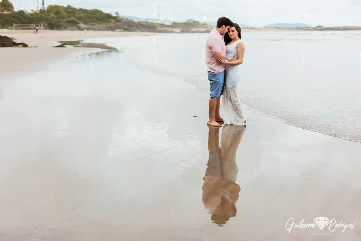 Fotos de casal na praia, foto lindas na praia, casal apaixonado. Fotógrafo de casamento de Itajaí