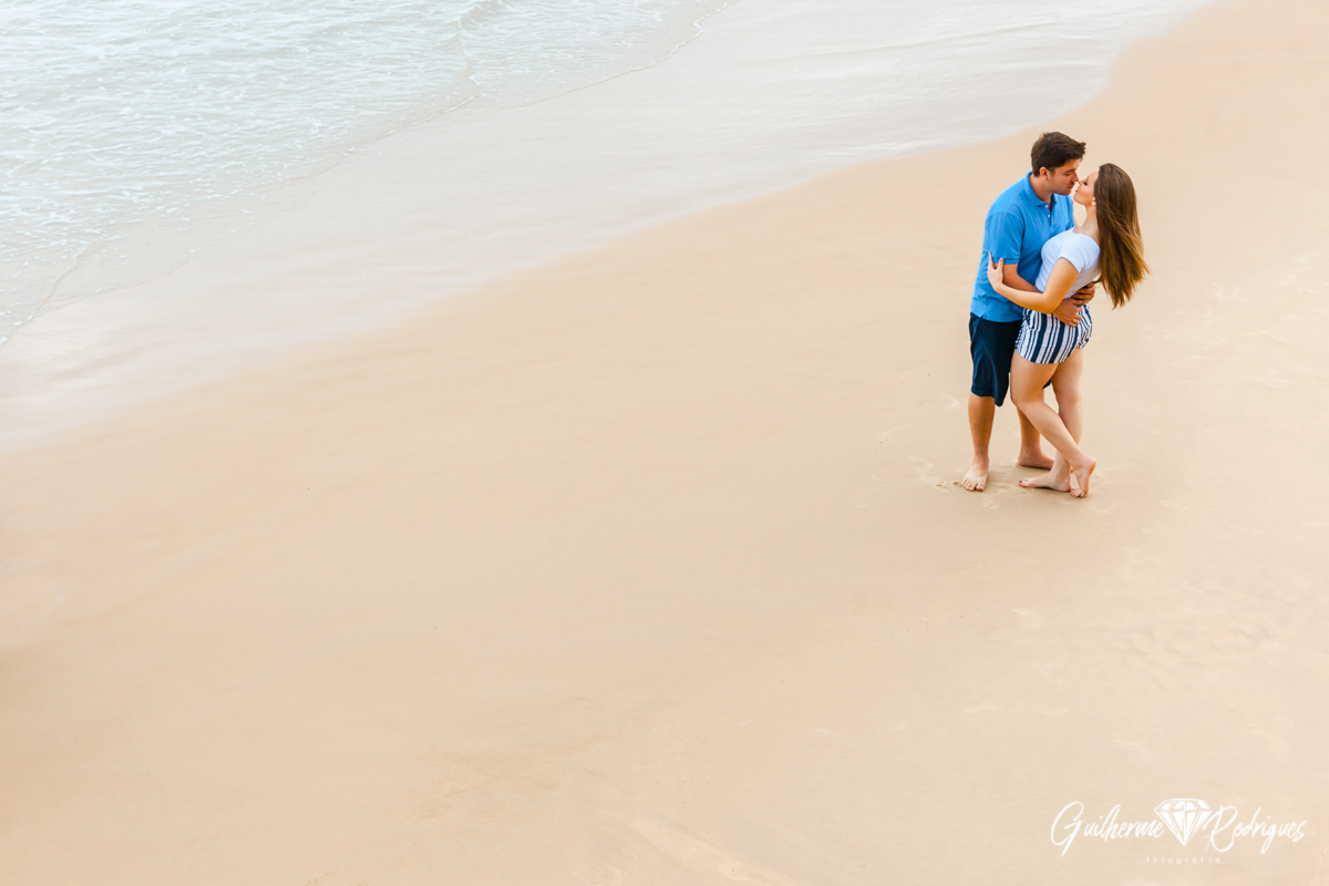 Noivos na areira da praia Brava em Itajaí - SC, fotos do pré wedding, fotógrafo de casamento de Itajaí Guilhermer Rodrigues.