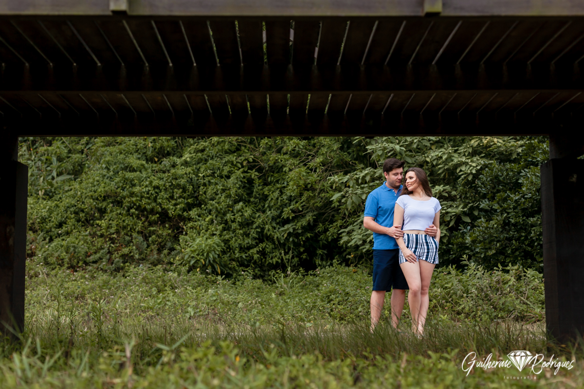 Foto diferente de casal, pré wedding dos noivos Jenni e Hiago em Itajaí - SC. Fotógrafo de Itajaí