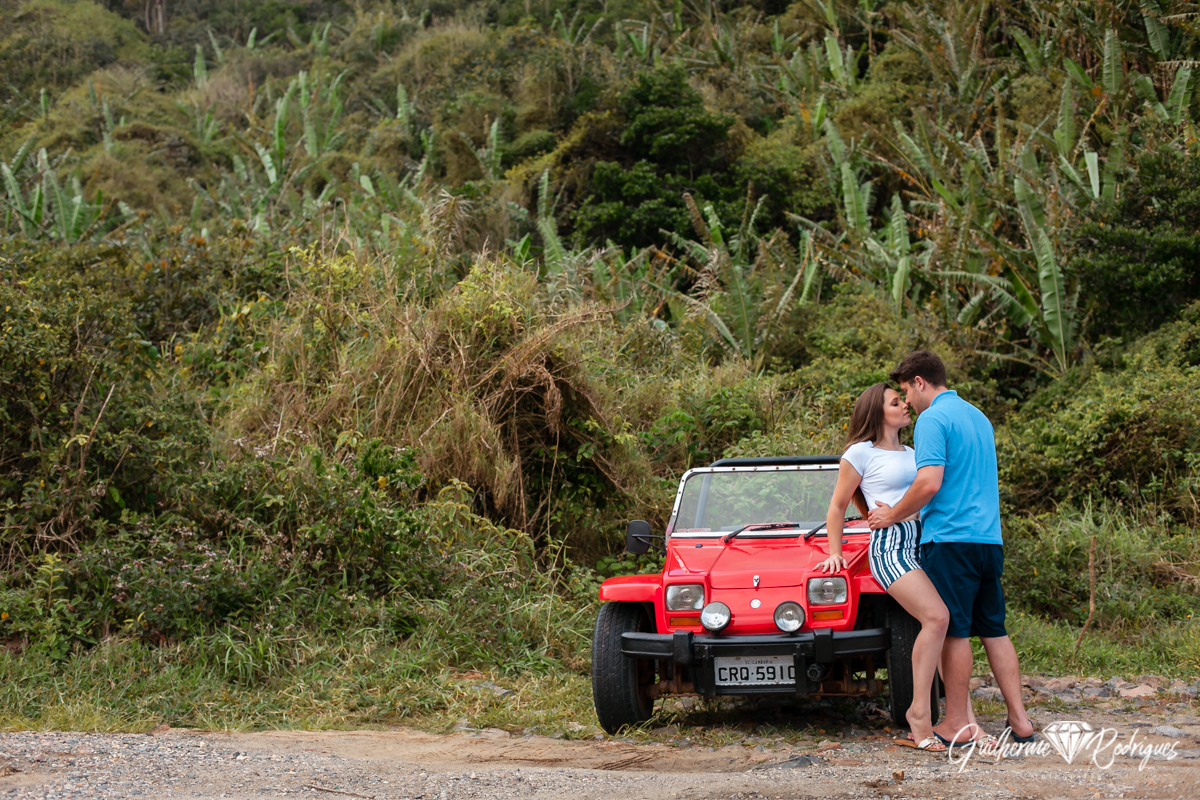 Casal encostado no carro na sessão de fotos do pré casamento. Lindas fotos de pré wedding em Itajaí. 