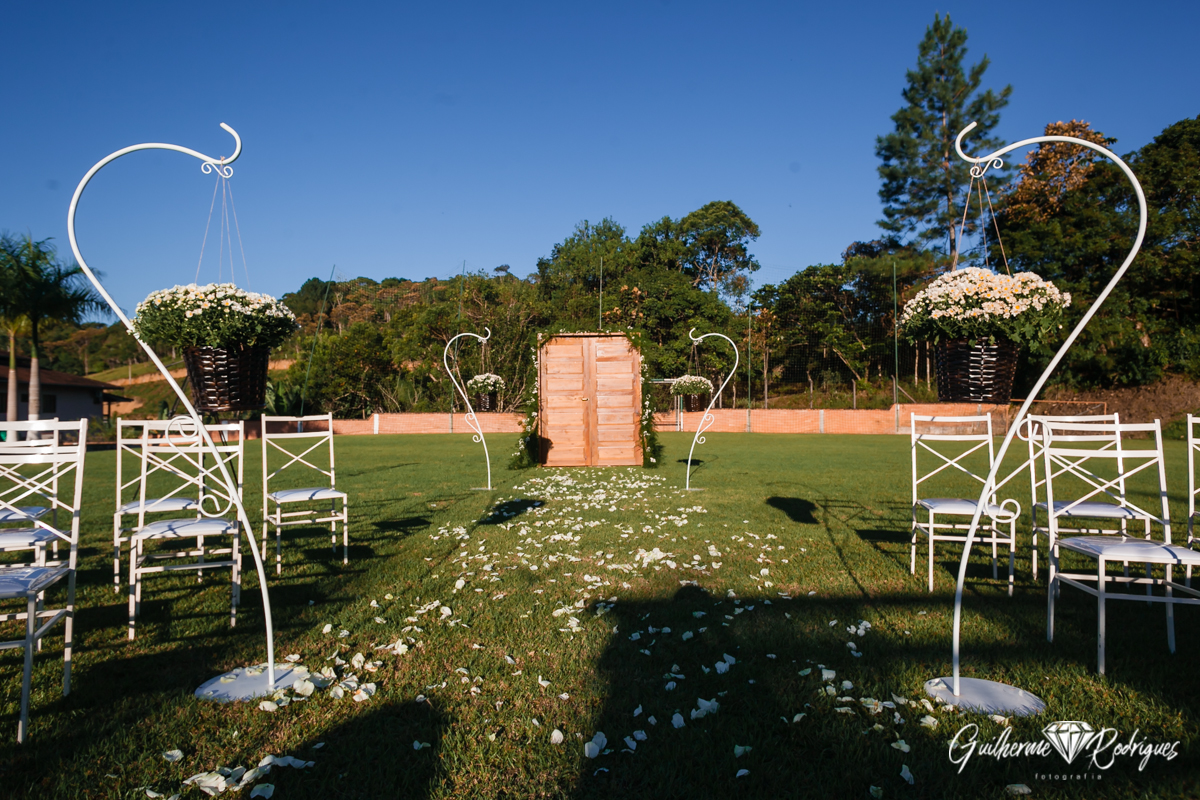 Casamento ao ar livre no sítio, casamento de dia, decoração de casamento de dia, pétalas de rosa na decoração, fotógrafo de casamento em Brusque Guilherme Rodrigues