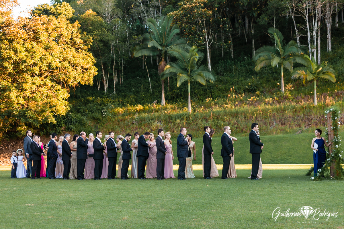 Entrada dos padrinhos e madrinha. Preparação para entrada na Cerimônia. Casamento em sítio.