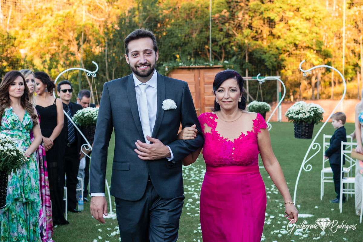 Noivo entrando com a mãe no seu casamento, casamento ao ar livre. Fotógrafo de casamento em Brusque