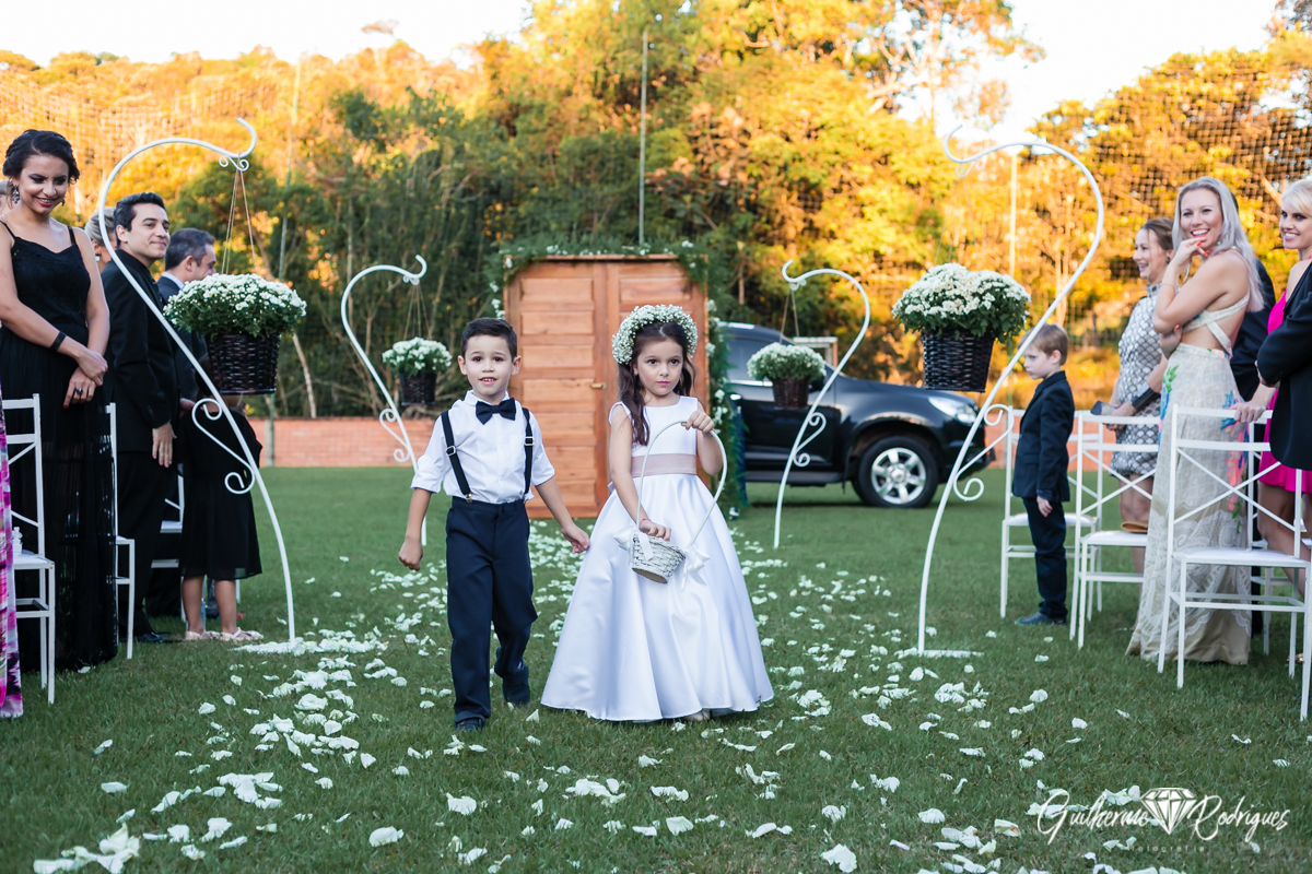 Daminha e Pajem entrando, jogando flores. Antes da entrada da noiva.