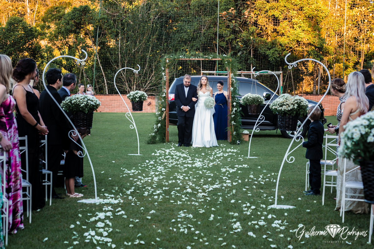 A entrada da noiva com seu pai. Casamento ao ar livre. Fotógrafo de casamento Guilherme Rodrigues.