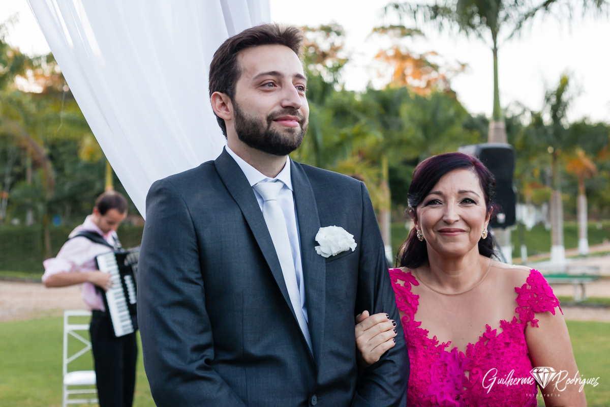 O noivo a espera da noiva no altar.  Guilherme Rodrigues, fotógrafo de casamento.