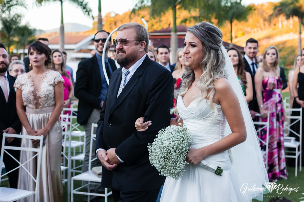 Noiva aguardando o noivo para recebê-la no altar.