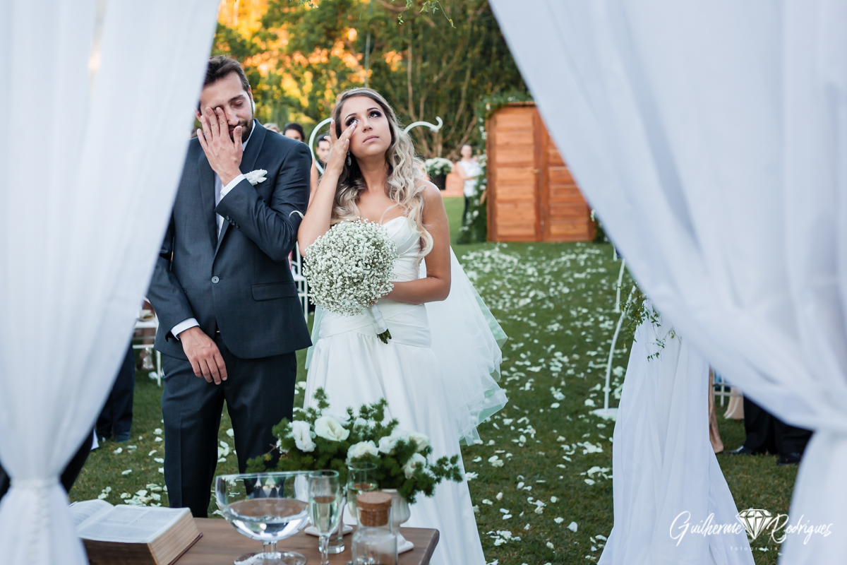 Noiva e Noivo emocionados com o dia do casamento. Fotógrafo de casamentos em Brusque, Guilherme Rodrigues.
