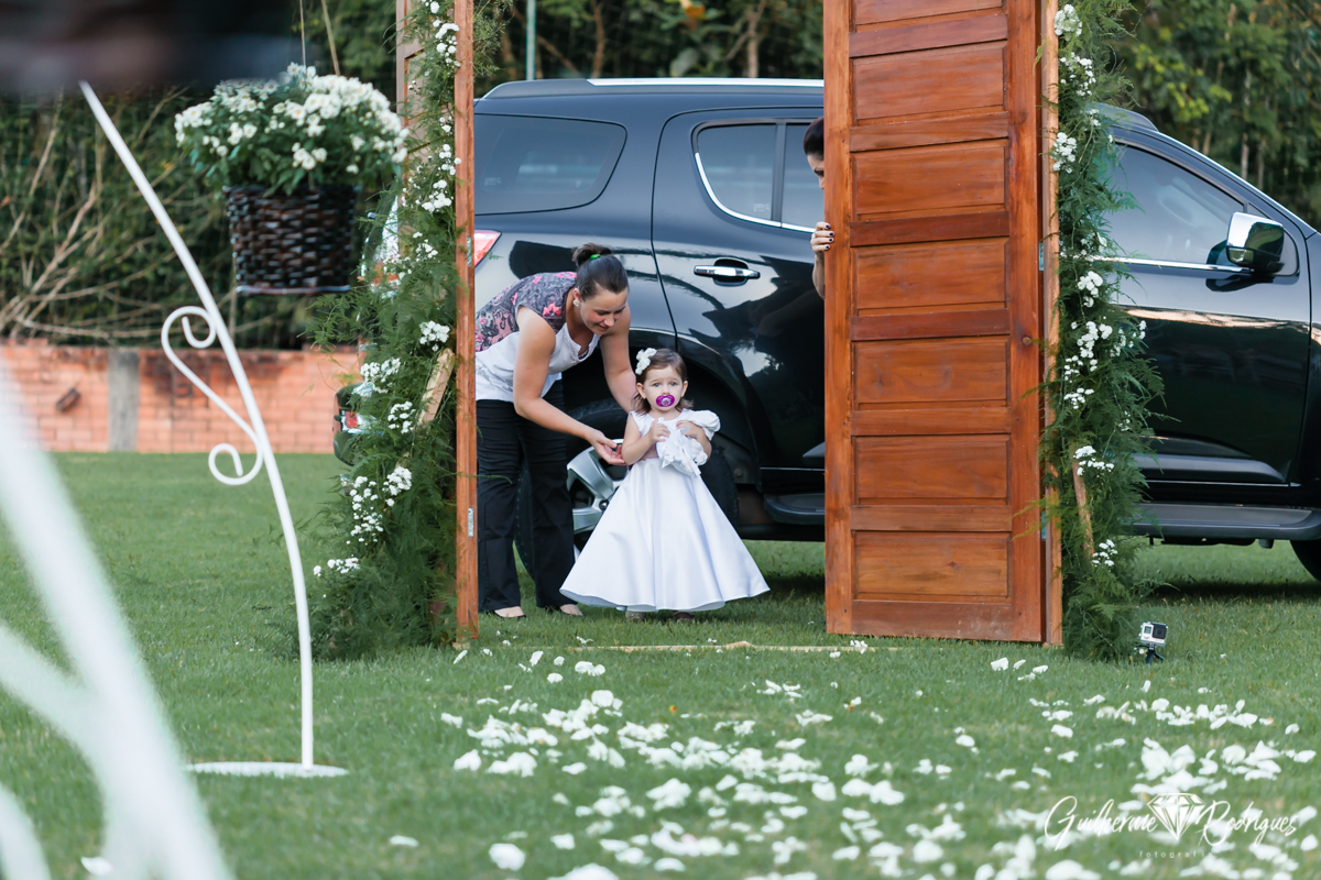 Daminha entrando com as alianças.