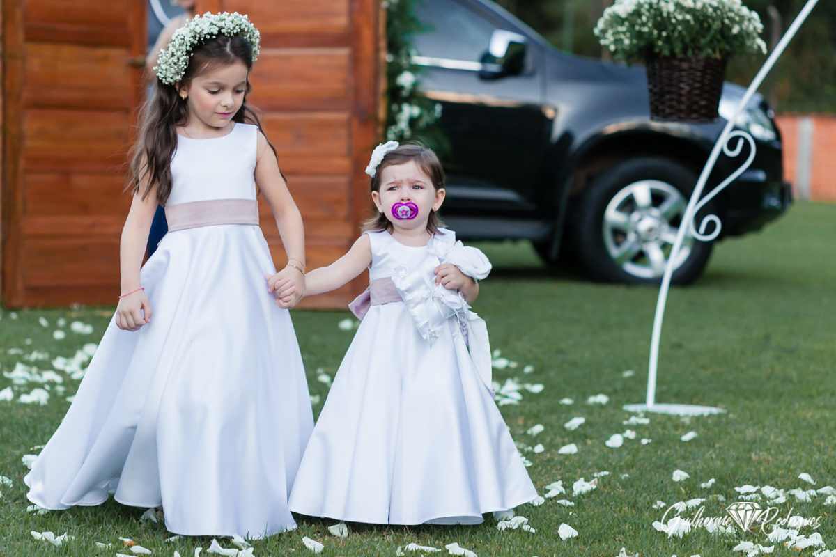 Daminhas a caminho do altar, levando as alianças.