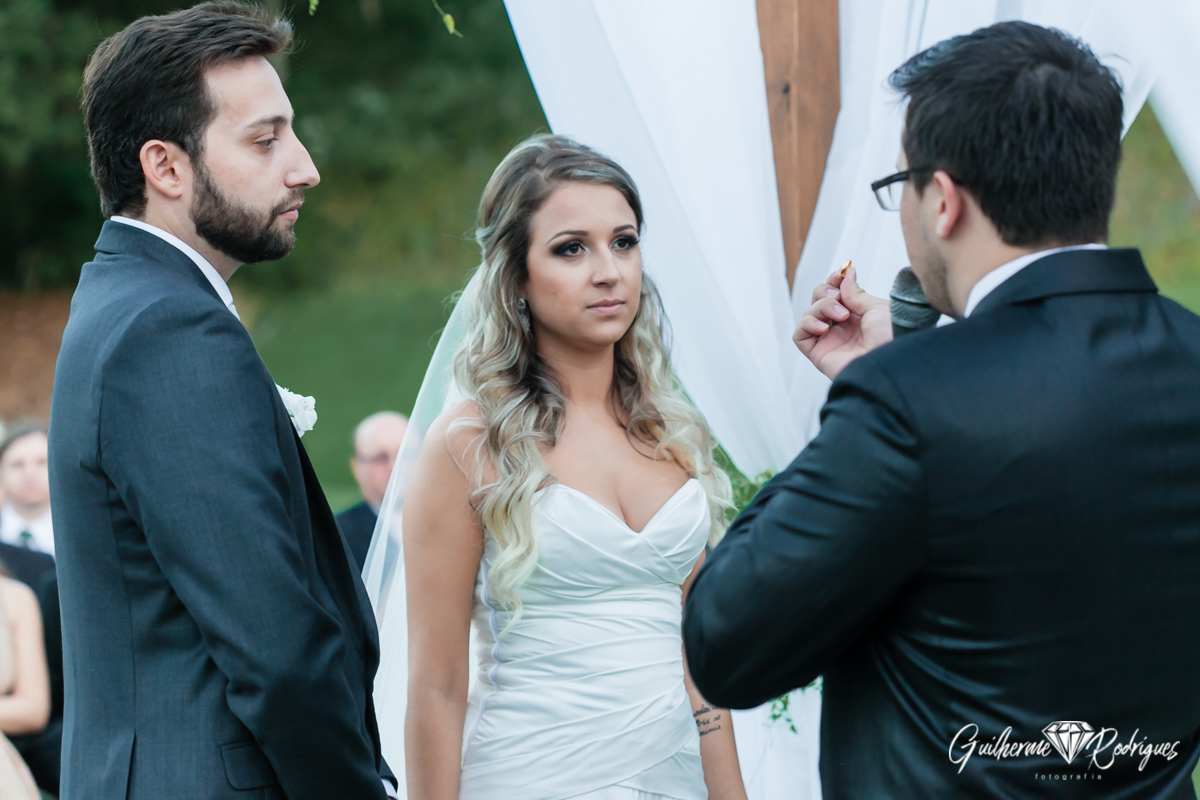 Troca das alianças. Casamento no sítio. Fotógrafo de casamento, Guilherme Rodrigues.