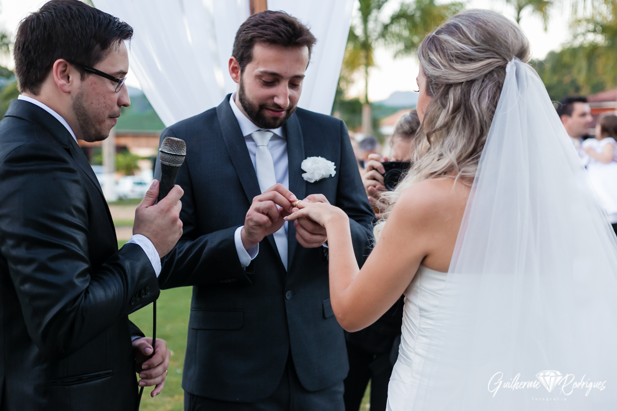 Troca das alianças. Casamento de dia em Brusque. Fotógrafo de casamento Guilherme Rodrigues.