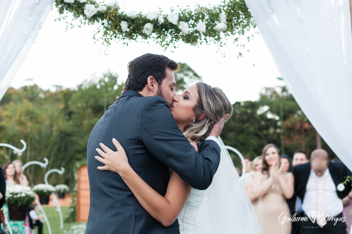O beijo dos noivos. Fotógrafo de casamento em Brusque, Guilherme Rodrigues.