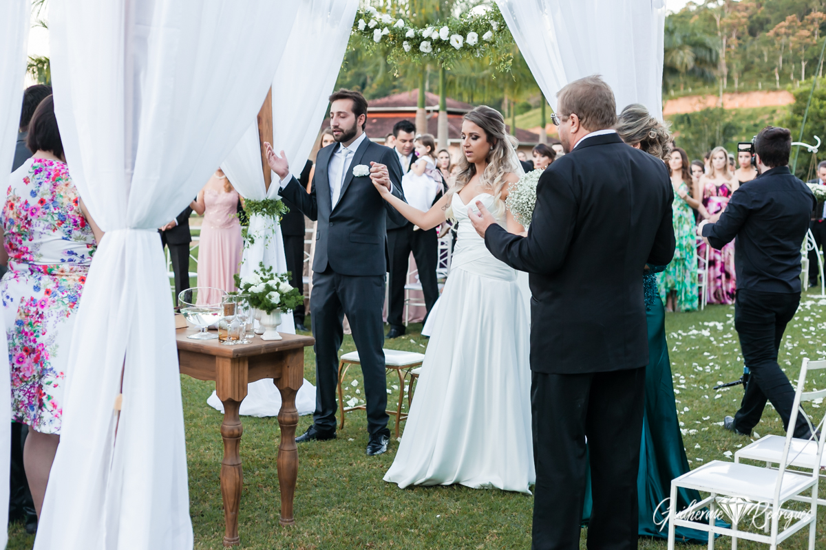 Oração durante a cerimônia do casamento. Benção no casal. Sítio em Brusque. Fotógrafo de casamento Guilherme Rodrigues.